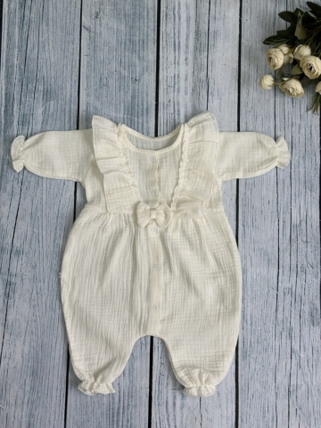 Купить оптом 337-МО. Комбинезон с бантом для девочки из муслина, хлопок 100%, размеры 56,62,68, молочный в Ульяновске