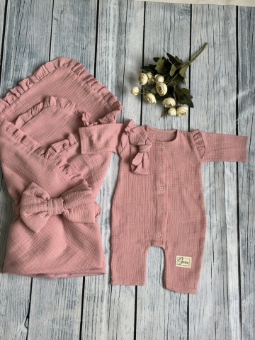 Купить оптом 335-П. Комплект из детского комбинезона, р 56 и конверта муслин, хлопок 100% 90/90 см, пудра в Ульяновске