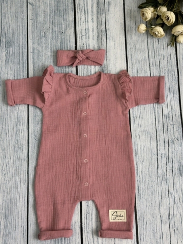 Купить оптом 336-П. Комбинезон с повязкой для девочки из муслина, хлопок 100%, размеры 56,62,68, пудра в Ульяновске